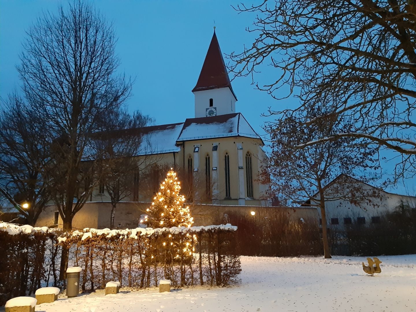 Dorfplatz mit St Sixtus Weihnachten