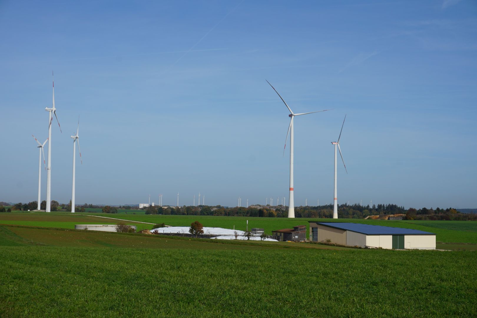 Windraeder und Biogasanlage in Pollenfeld
